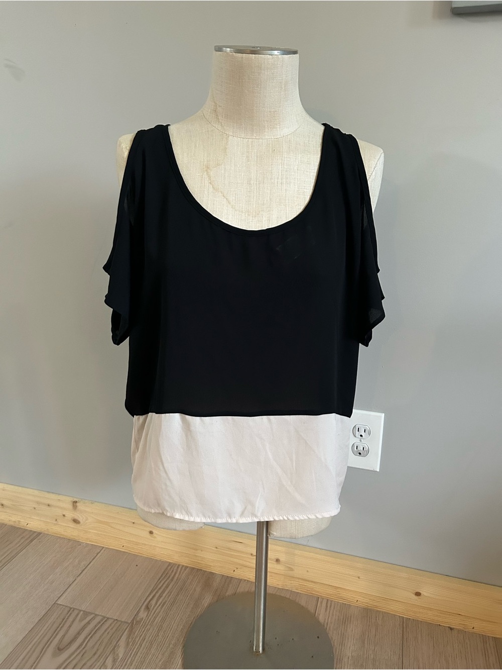 Source Unknown Black and White Cold-Shoulder Colorblock Camisole
